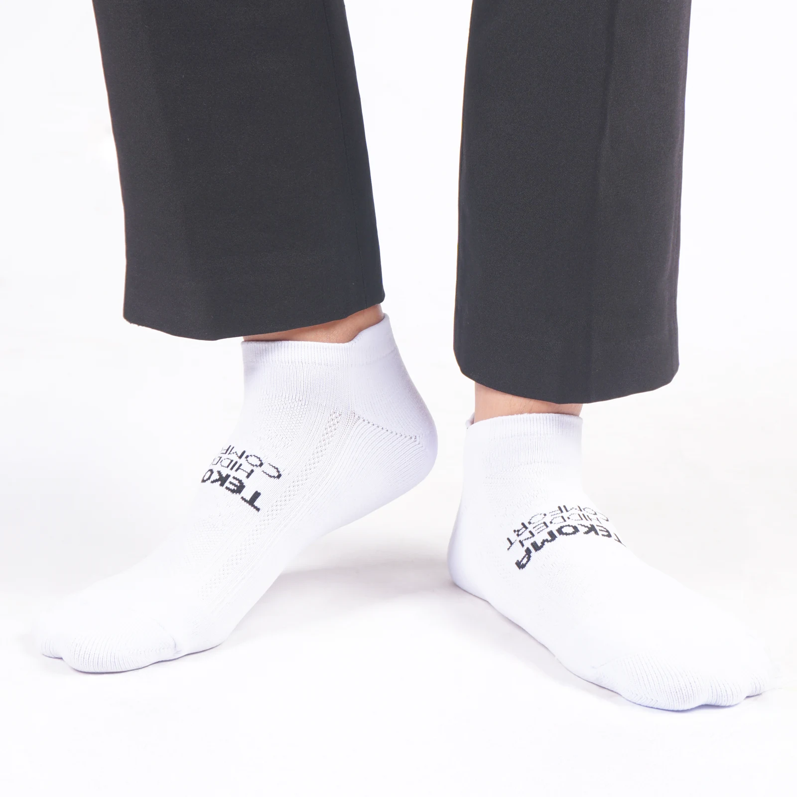Tekoma Hidden Comfort in white, three-quarter view on foot