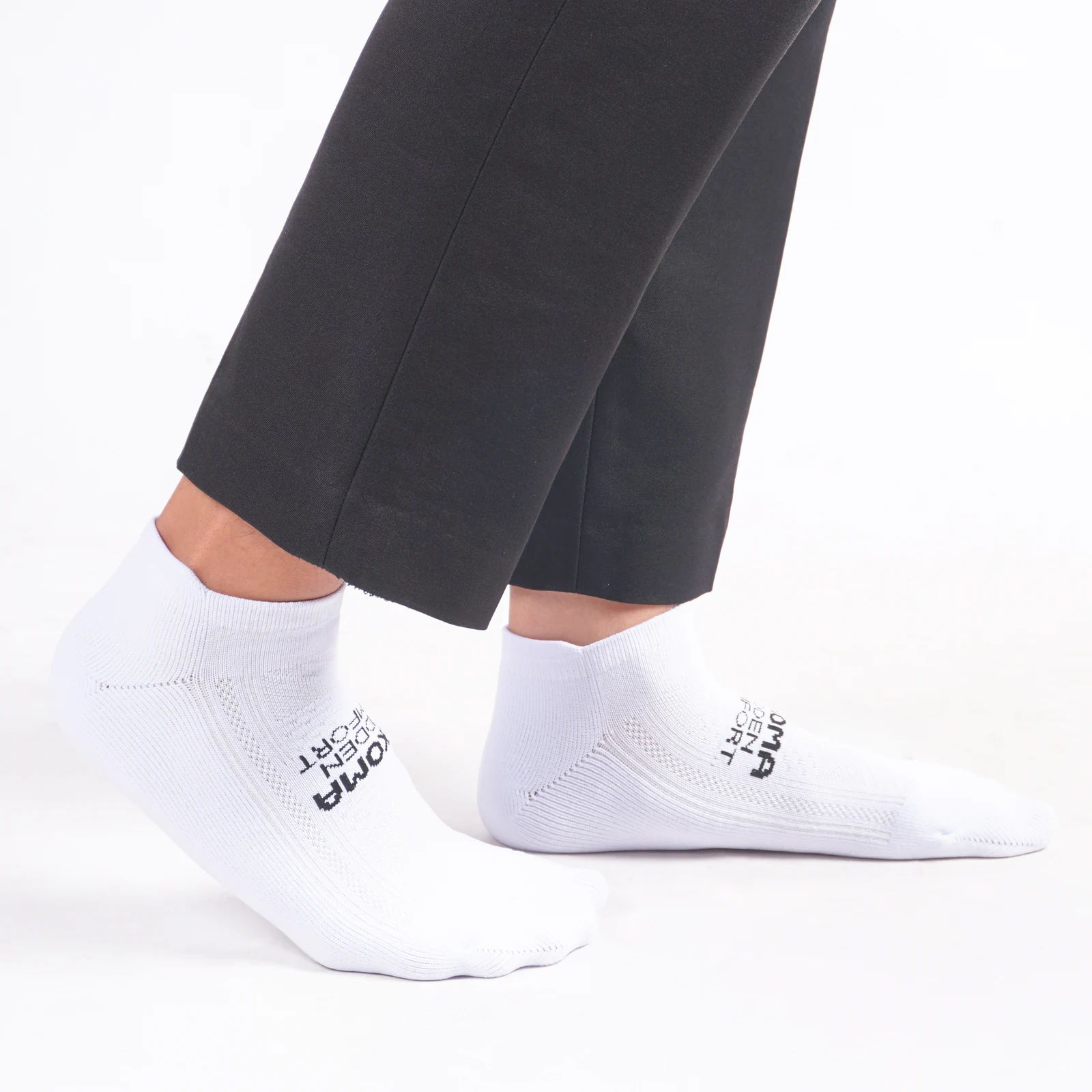 Tekoma Hidden Comfort in white, side view on foot