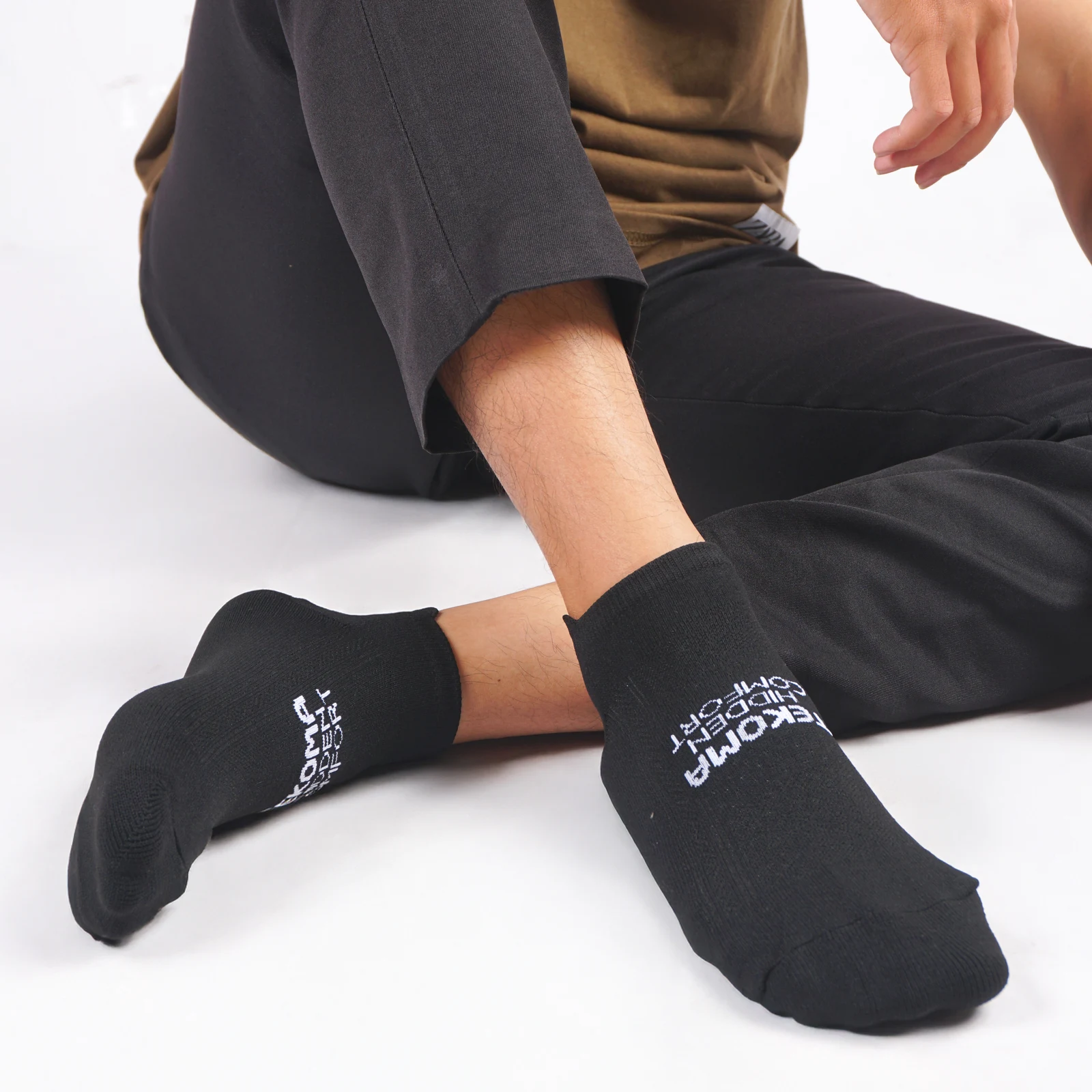 Tekoma Hidden Comfort in black on foot, styled with trousers