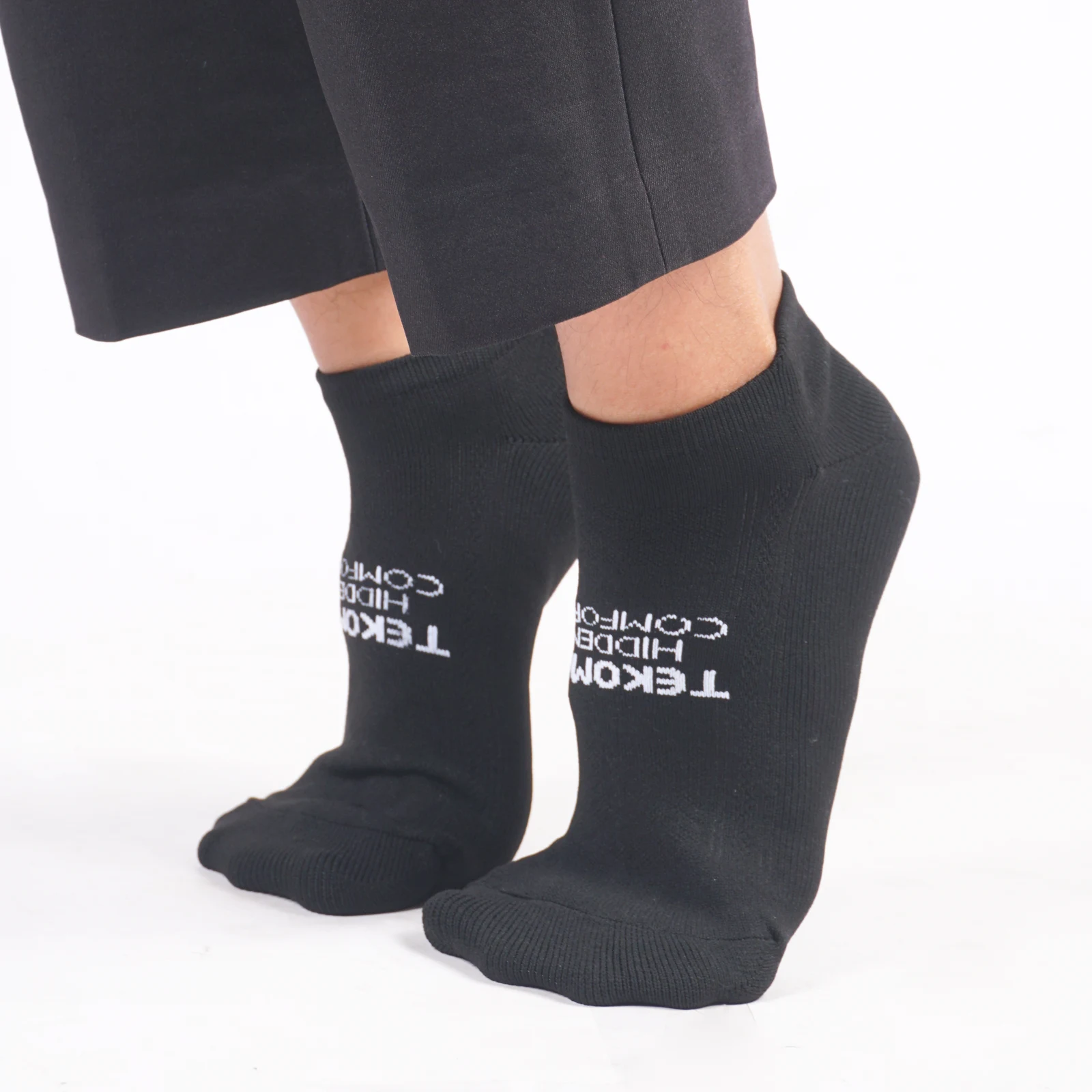 Tekoma Hidden Comfort in black, three-quarter view on foot