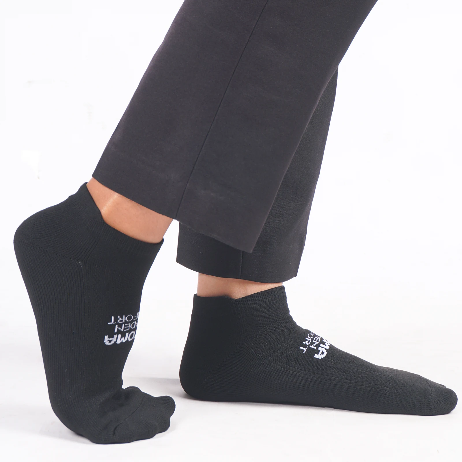 Tekoma Hidden Comfort in black, side view on foot