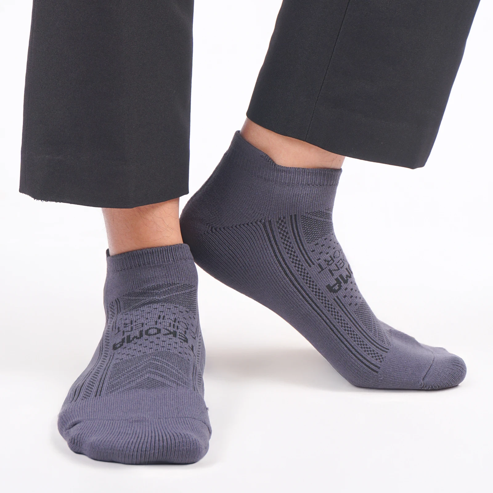Tekoma Hidden Comfort in grey, three-quarter view on foot