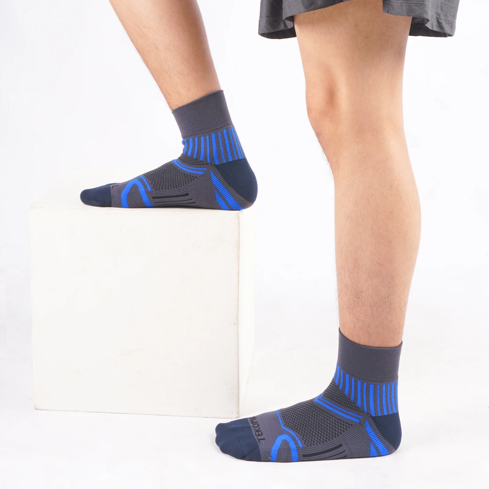 Tekoma Quarter Comfort in grey, three-quarter view on foot
