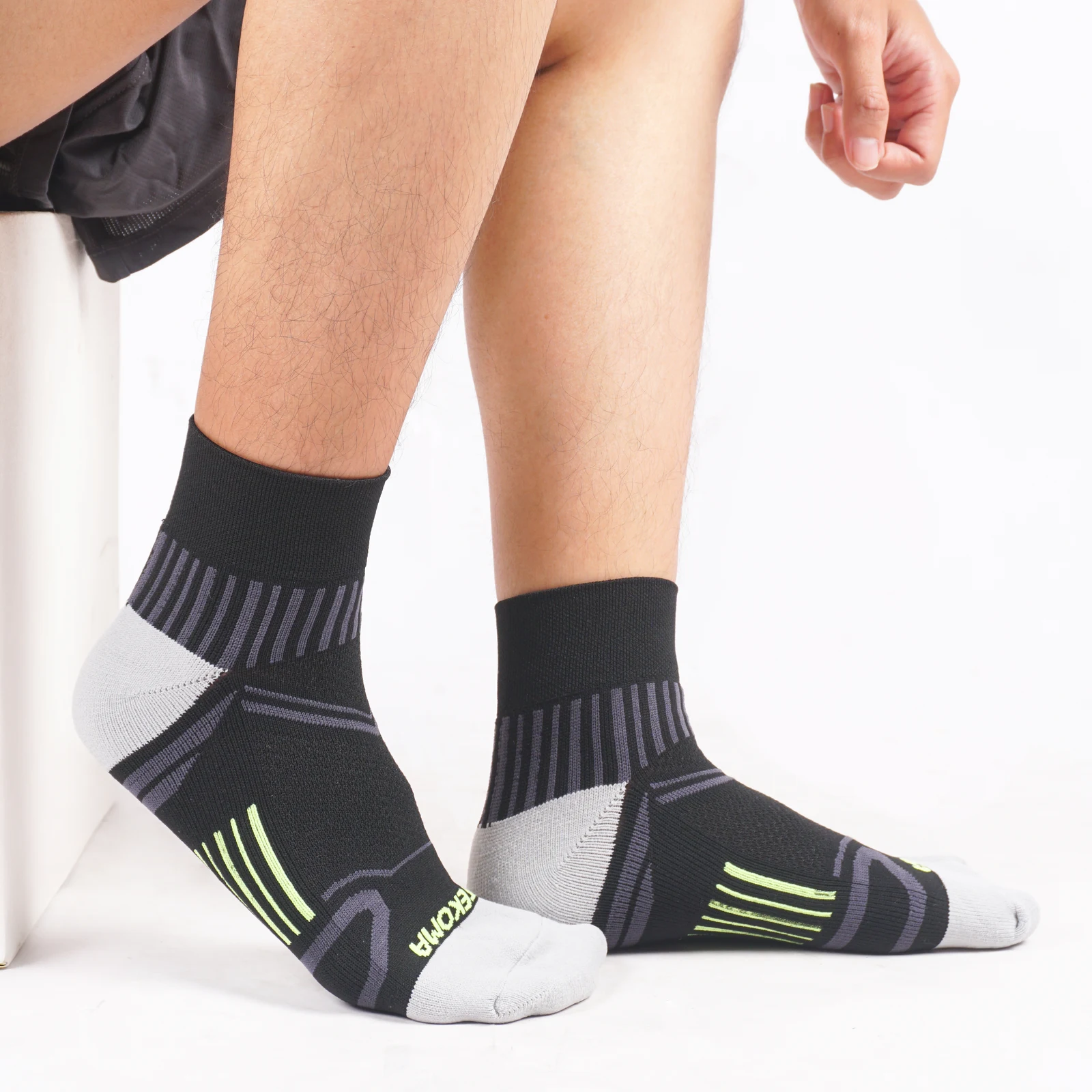 Tekoma Quarter Comfort in black on foot, three-quarter view