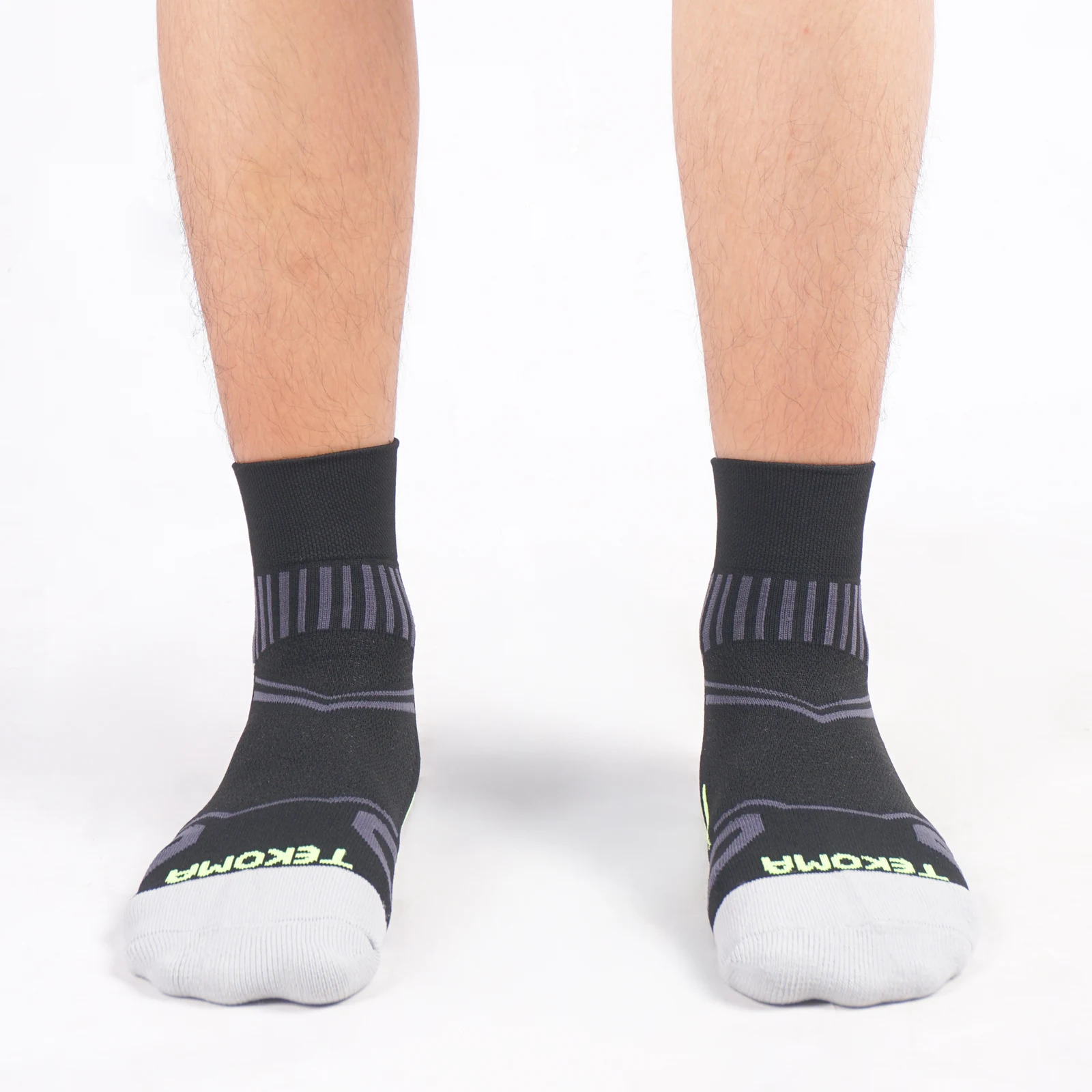 Tekoma Quarter Comfort in black, front view on foot