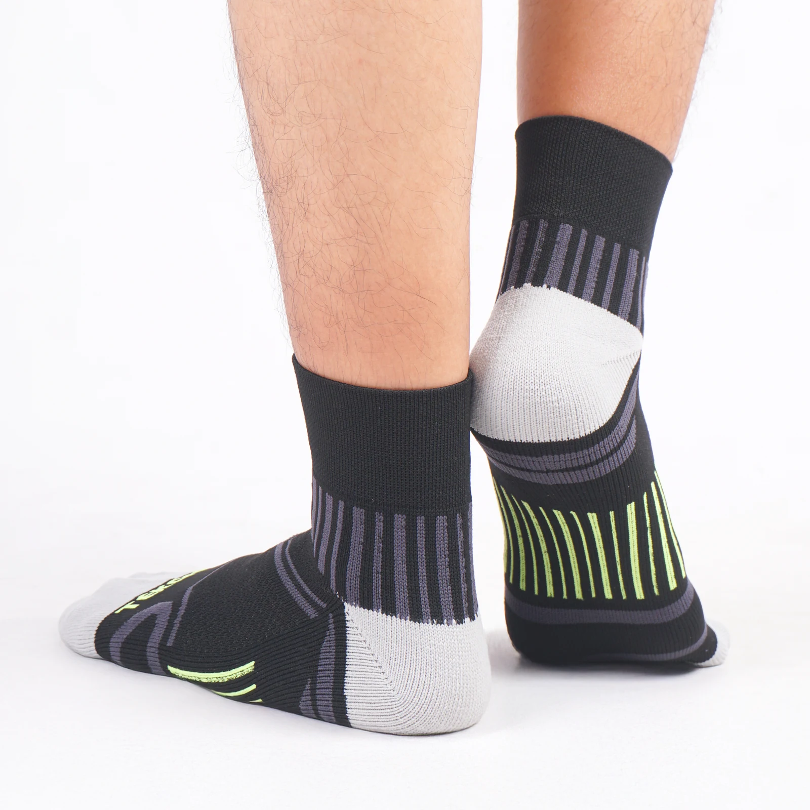 Tekoma Quarter Comfort in black, rear view on foot