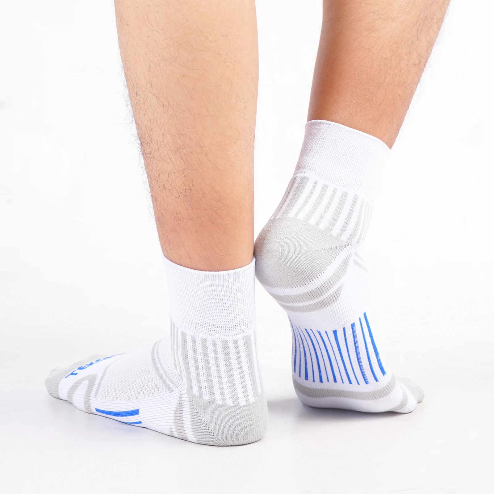 Tekoma Quarter Comfort in white, rear view on foot