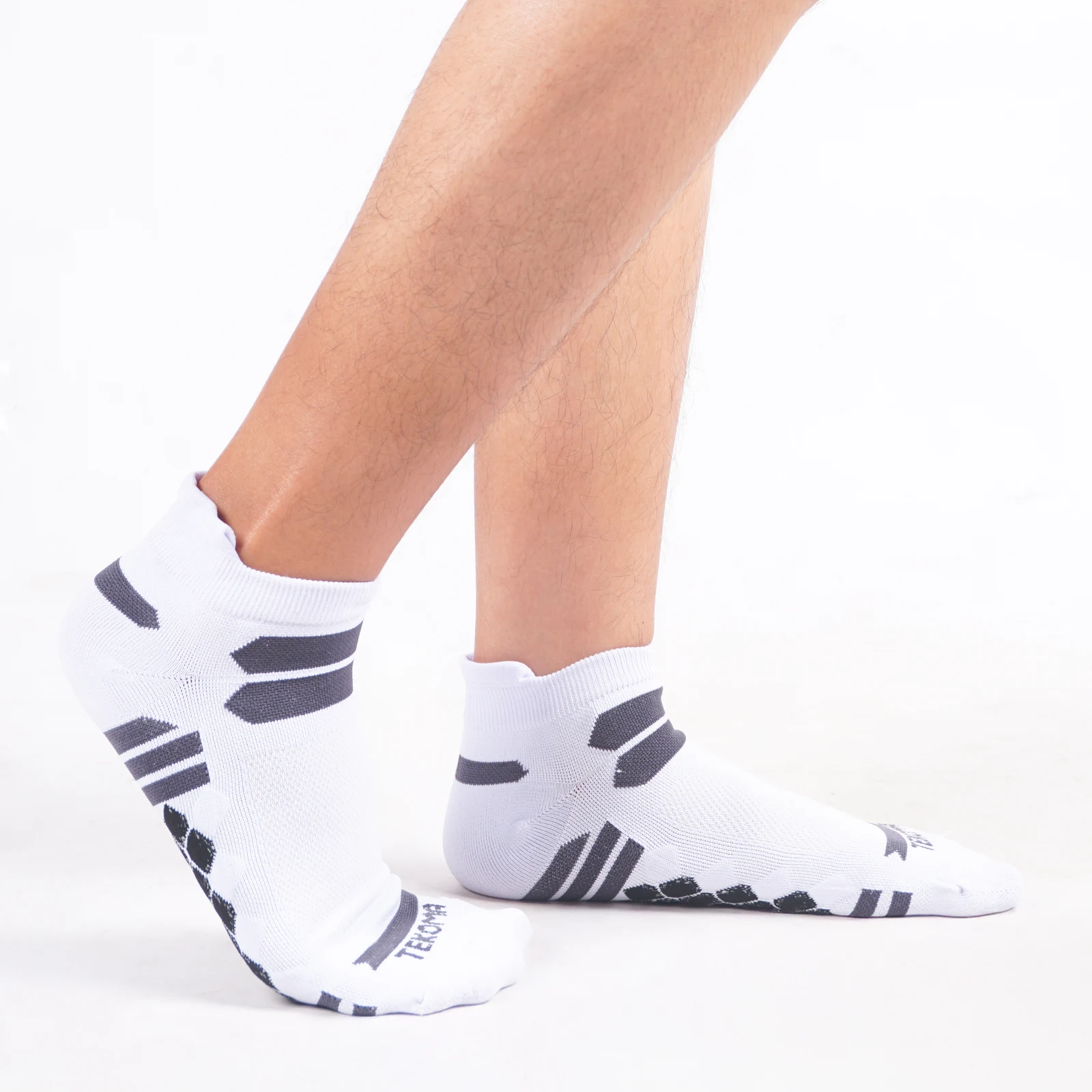 Tekoma Ultralight in white on foot with crossed ankles